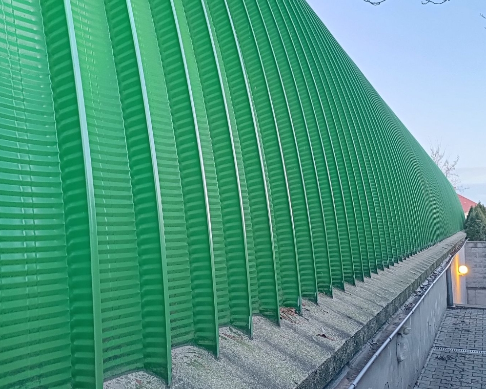 Monolitické skladovací prostory s tenisovým kurtem